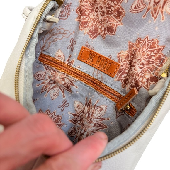 Hobo creamy white fern crossbody bag - Picture 3 of 10